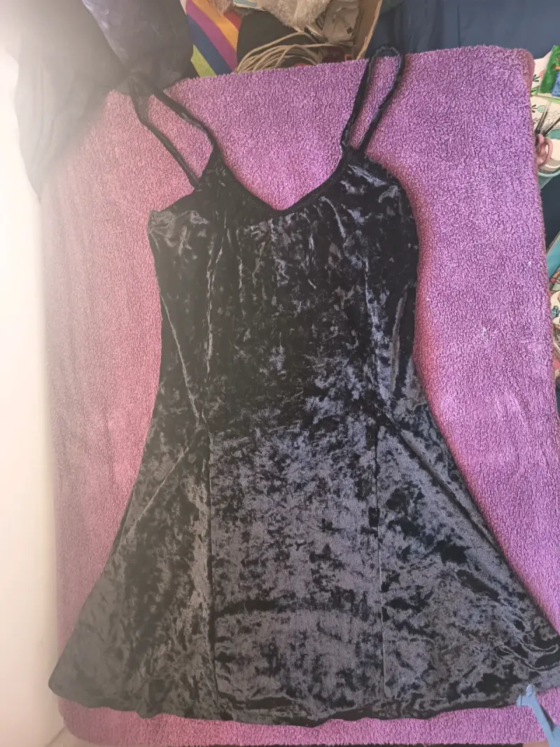 Vestido de terciopelo negro elegante