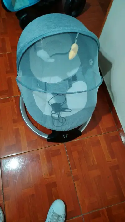 Hamaca eléctrica para bebé con malla protectora - miniatura 1