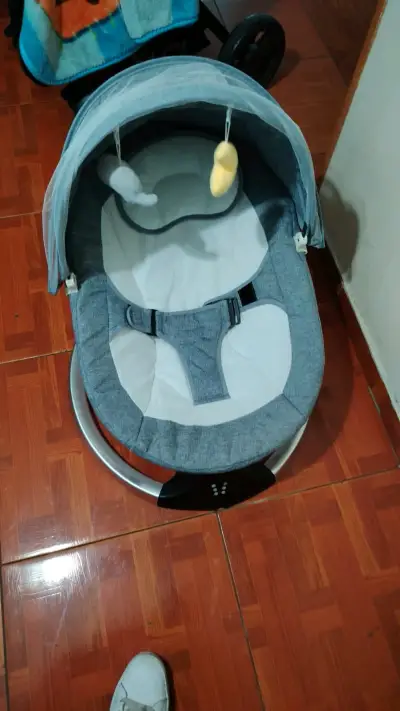 Hamaca eléctrica para bebé con malla protectora - miniatura 3