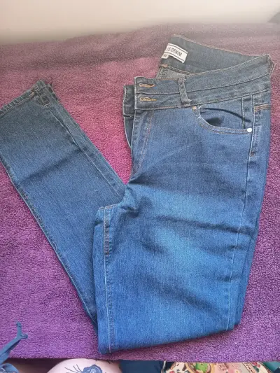 Jeans azul oscuro de mezclilla para mujer - miniatura 1