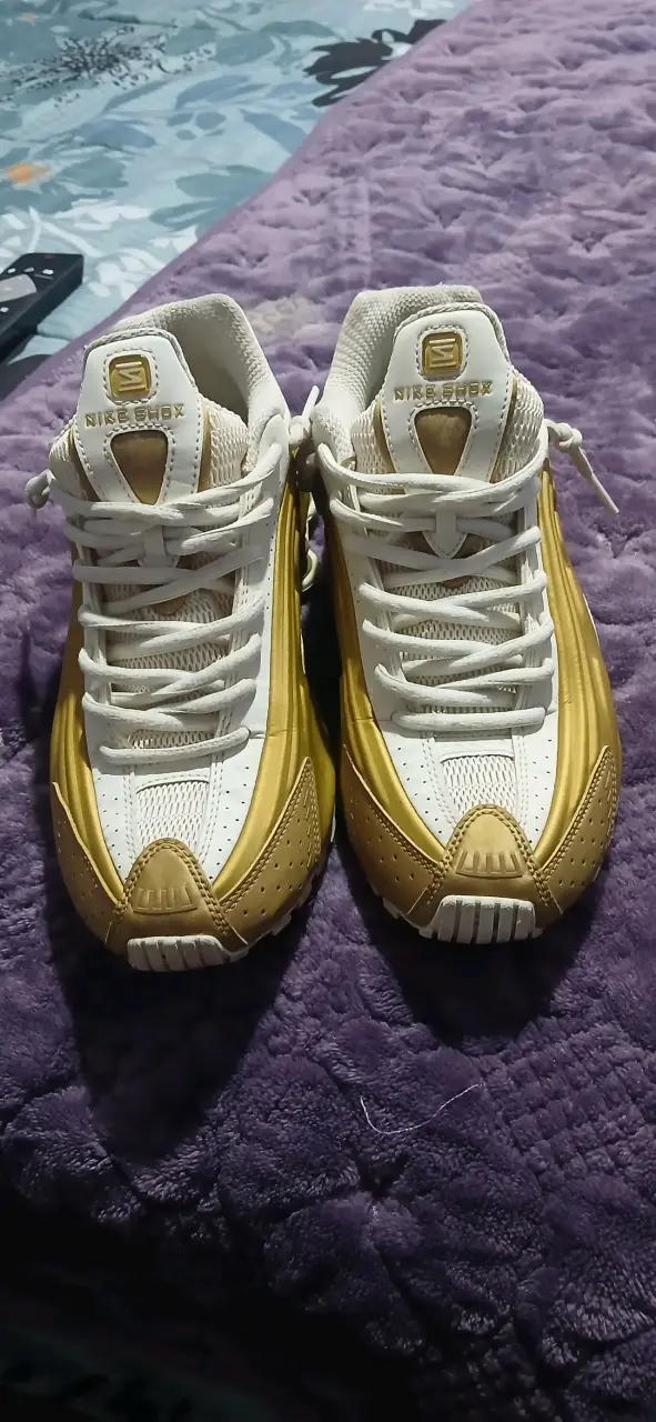 Zapatillas Nike Shox doradas y blancas - 1