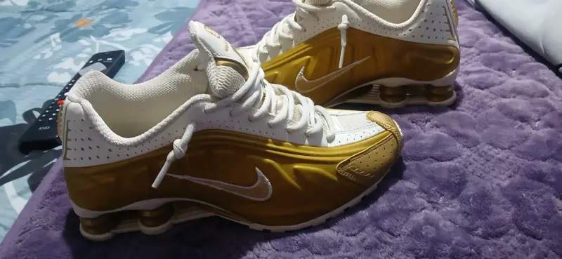 Zapatillas Nike Shox doradas y blancas - 2