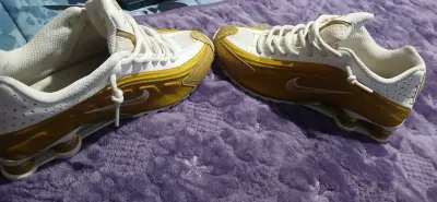 Zapatillas Nike Shox doradas y blancas - miniatura 4