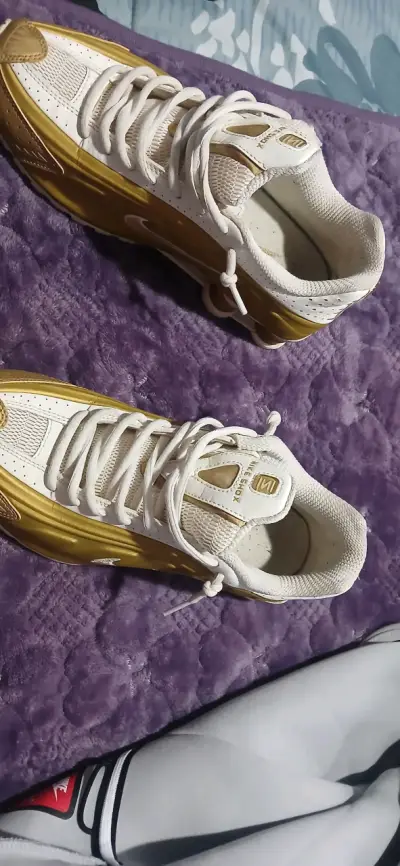 Zapatillas Nike Shox doradas y blancas - miniatura 5