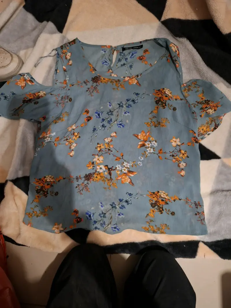 Blusa floral azul con hombros descubiertos