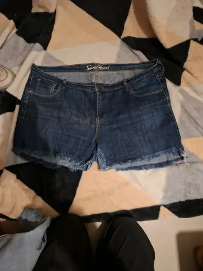 Shorts de mezclilla Sweet Heart desgastados - miniatura 1