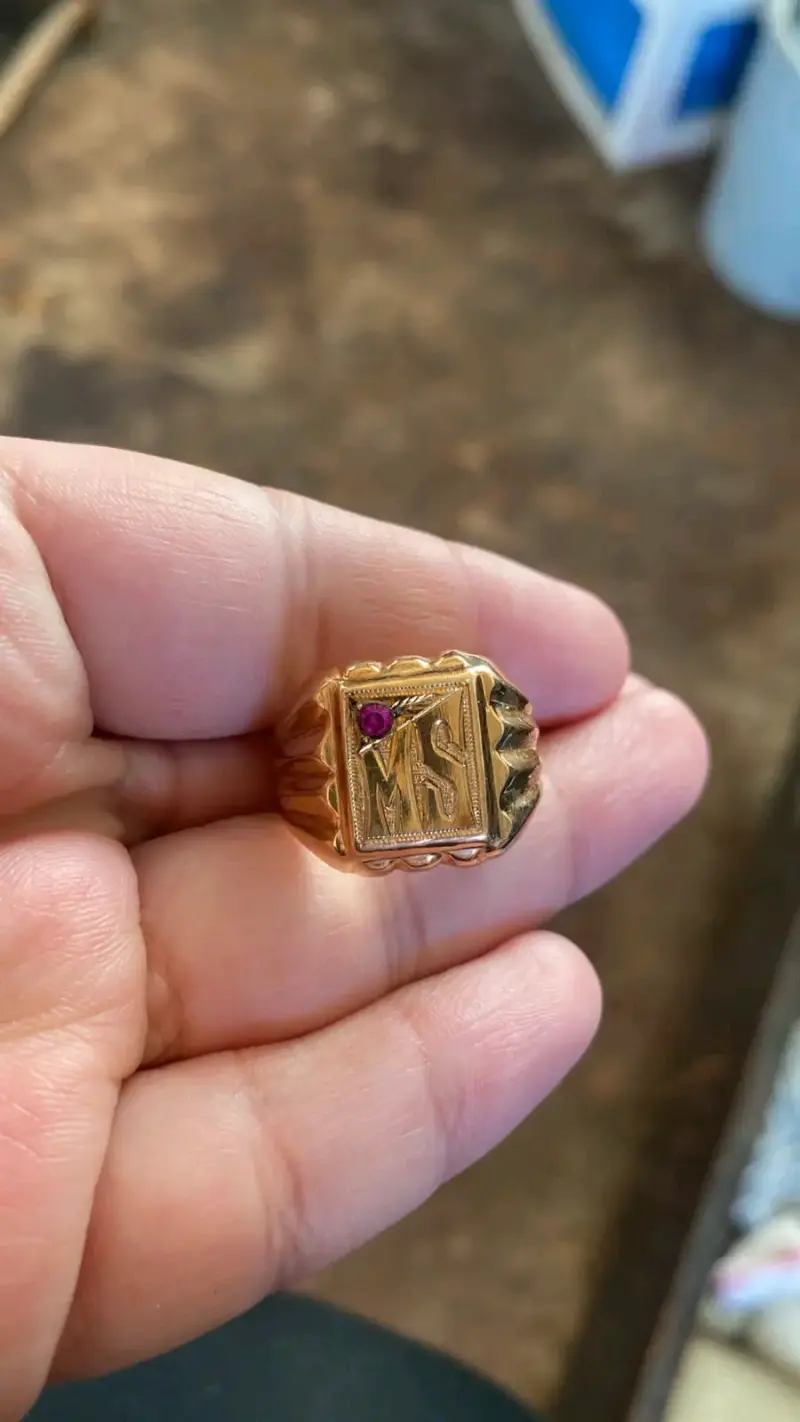 Anillo de réplica  oro con iniciales y piedra roja - 2