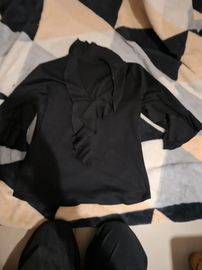 Blusa negra con volantes elegante