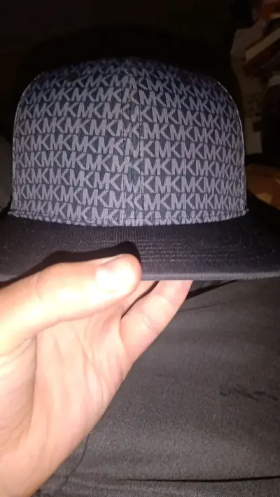 Gorra estilo urbano con logo MK - miniatura 1