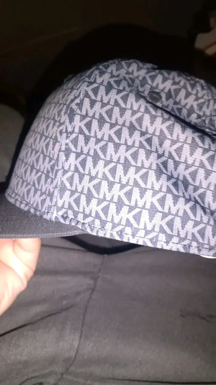 Gorra estilo urbano con logo MK - 2