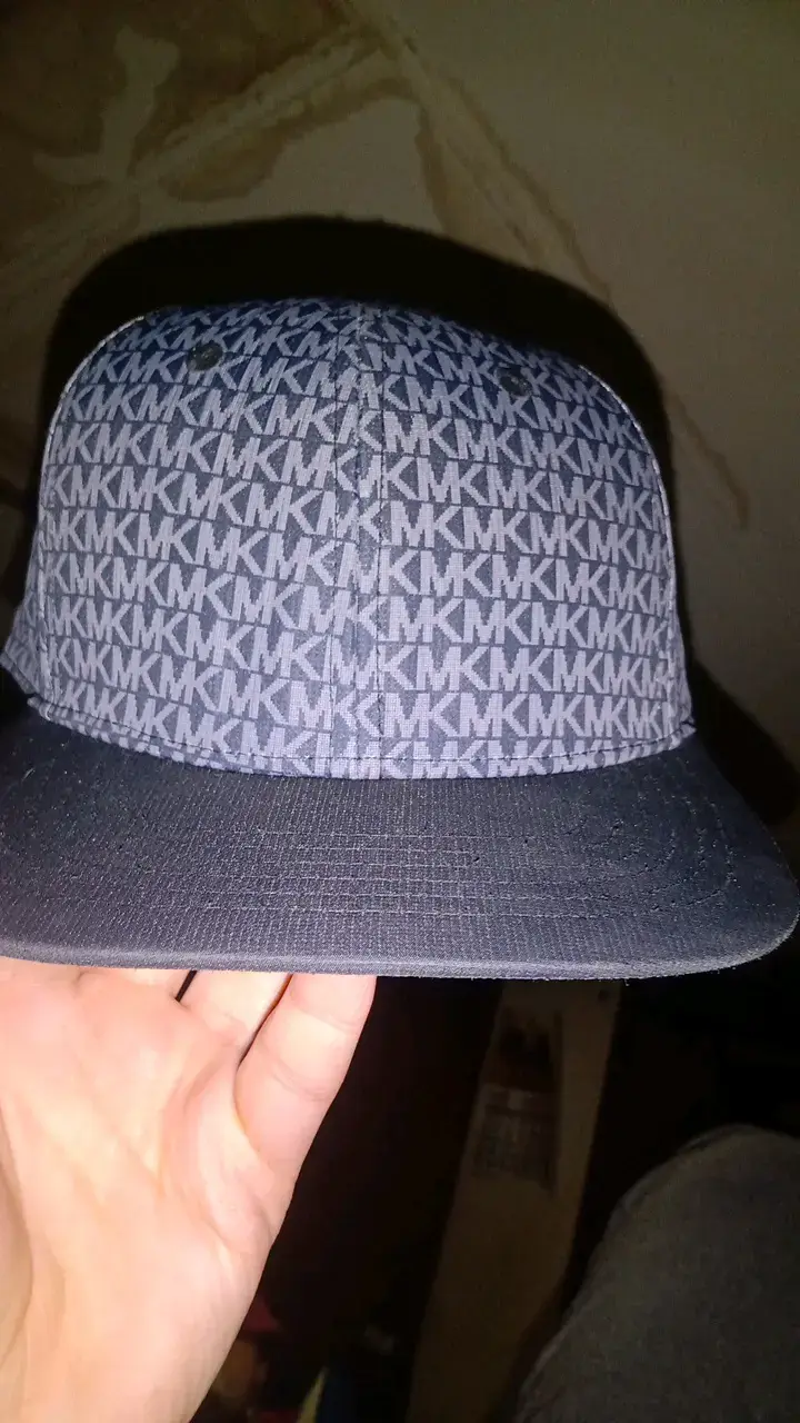 Gorra estilo urbano con logo MK - 4