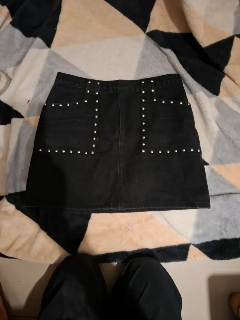 Falda negra con tachas estilo casual
