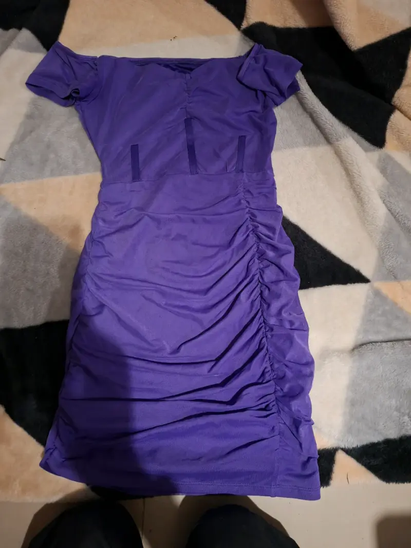 Vestido morado ajustado elegante