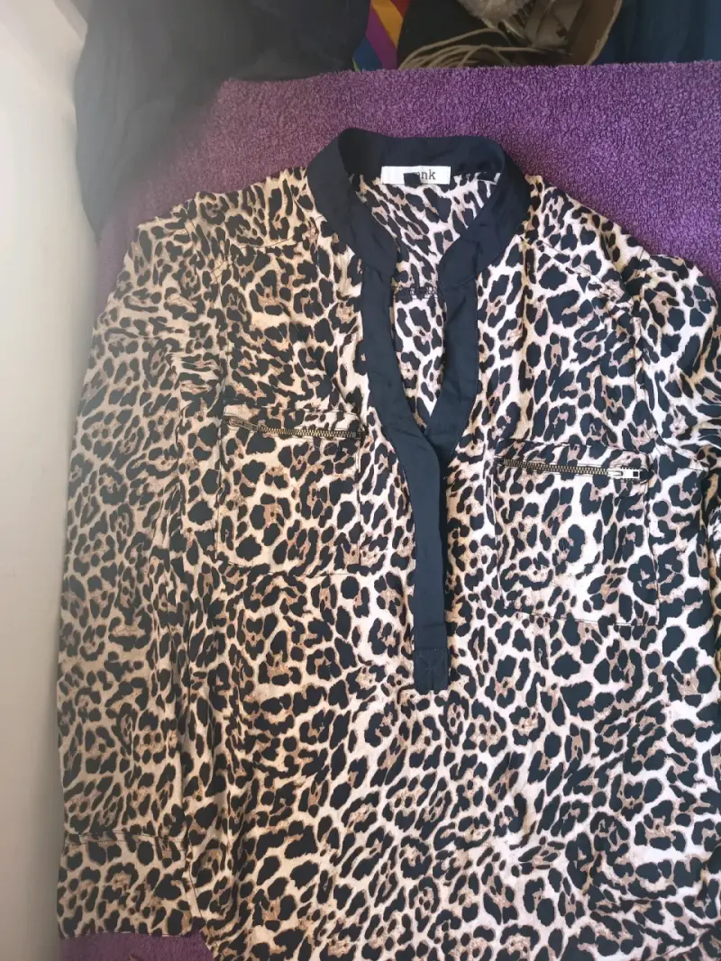 Blusa animal print con detalles negros