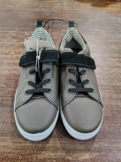 Zapatillas infantiles marrones con velcro - miniatura 1