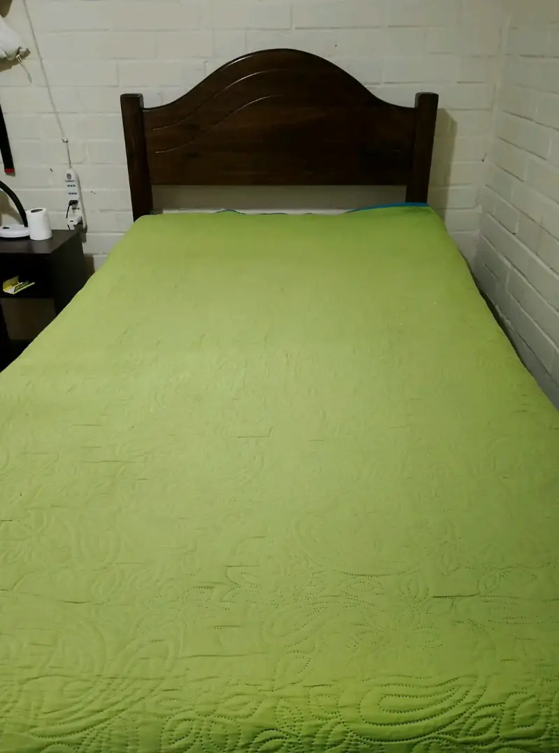 Cama individual con cabecera de madera