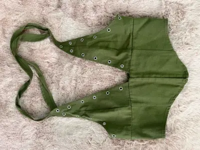 Top verde con ojales estilo halter - miniatura 1