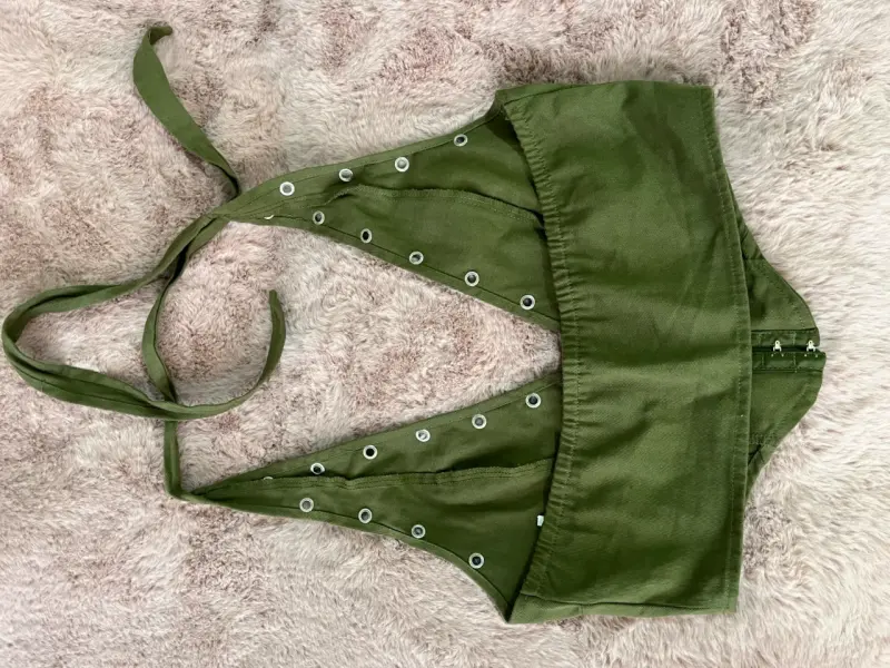 Top verde con ojales estilo halter - 2