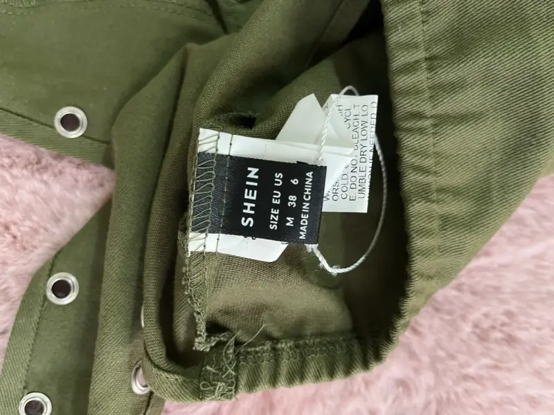 Top verde con ojales estilo halter - 3
