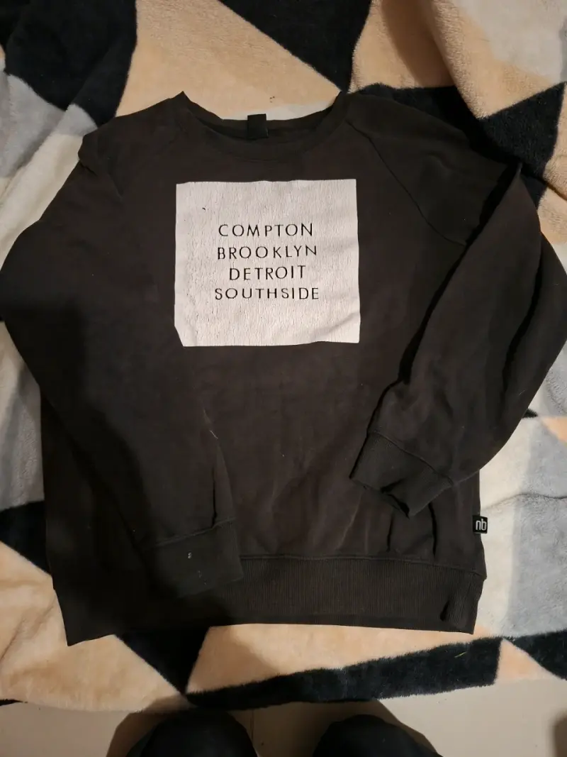Polerón negro con estampado urbano