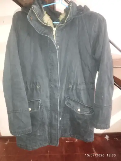 Parka negra con capucha y forro de piel - miniatura 1
