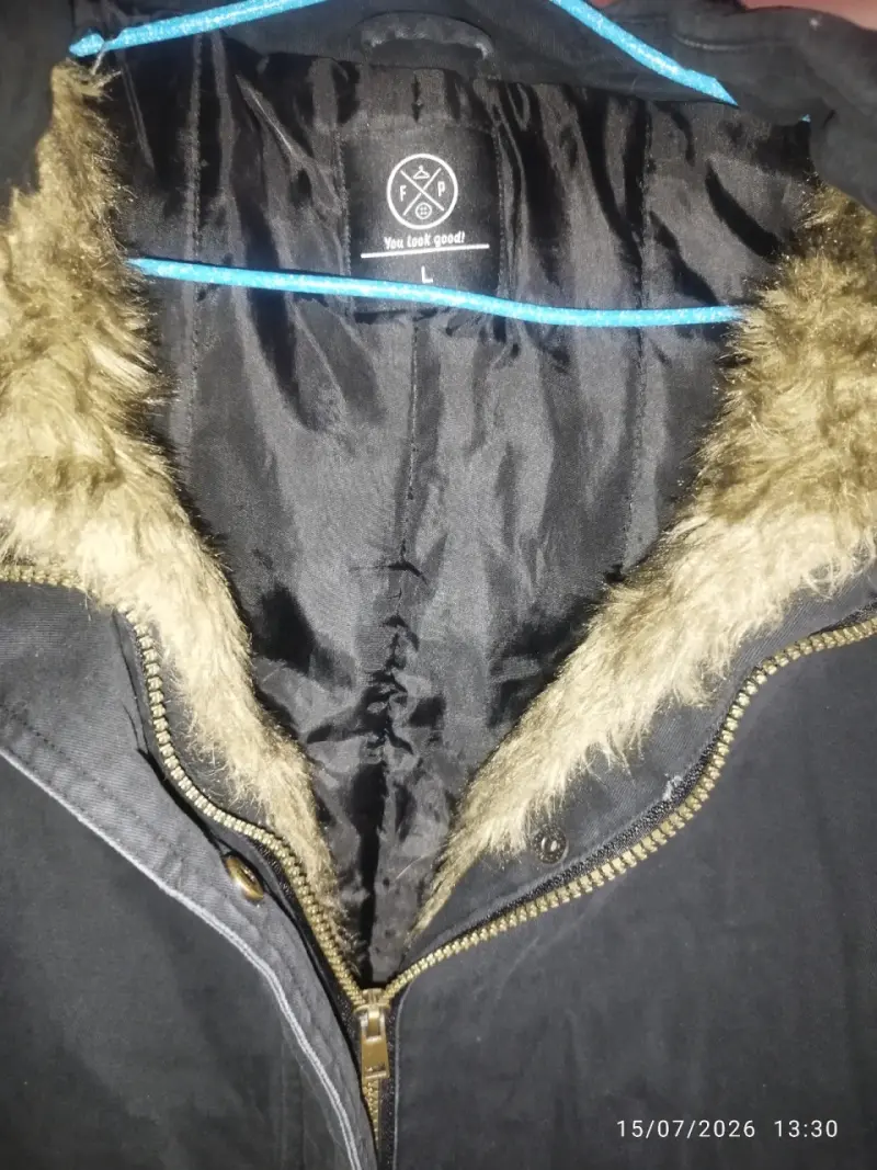 Parka negra con capucha y forro de piel - 2