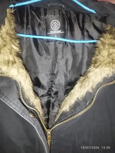 Parka negra con capucha y forro de piel - miniatura 2