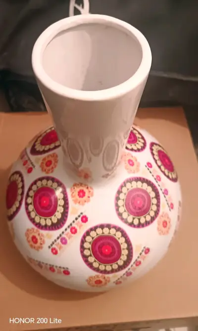 Florero de cerámica con diseño colorido - miniatura 2