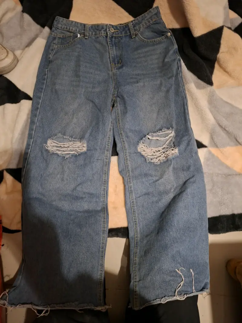 Jeans de mezclilla desgastados para mujer