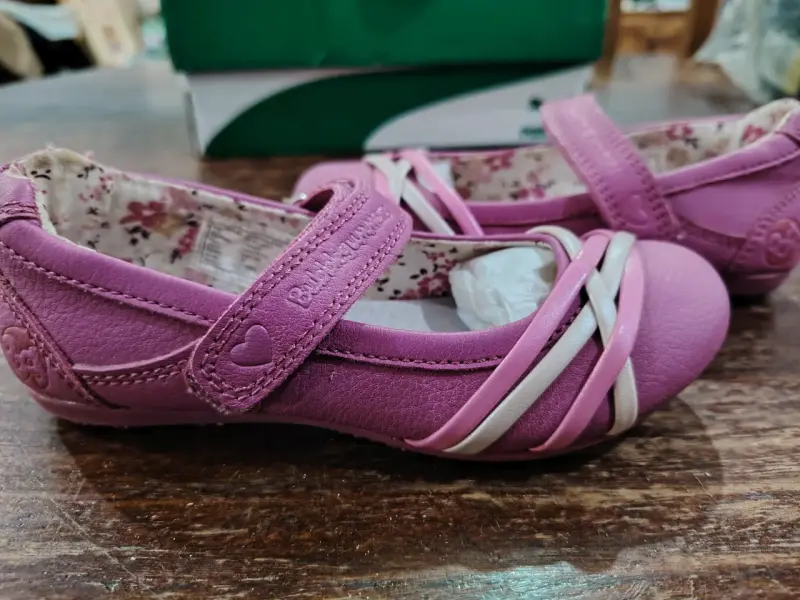 Zapatos de niña rosados con diseño floral - 1