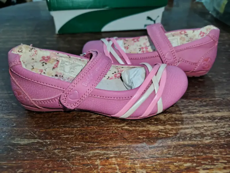 Zapatos de niña rosados con diseño floral - 3