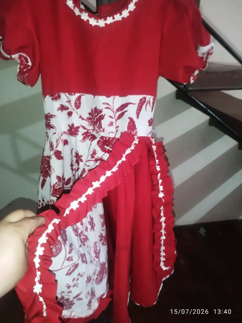 Vestido rojo con estampado floral - 2