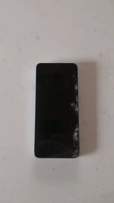 Teléfono móvil con pantalla dañada - miniatura 1