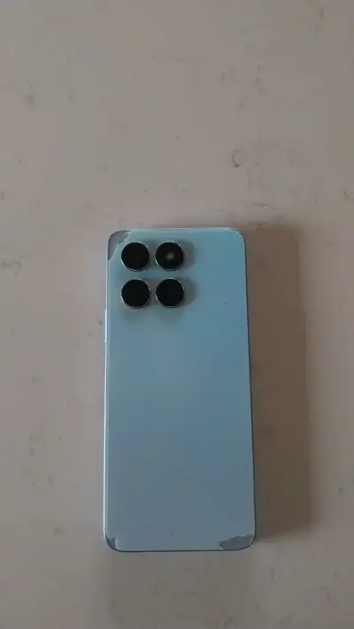 Teléfono móvil con pantalla dañada - miniatura 2