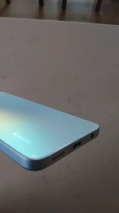 Teléfono móvil con pantalla dañada - miniatura 3