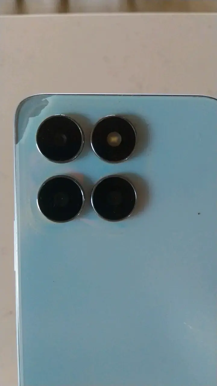 Teléfono móvil con pantalla dañada - 4