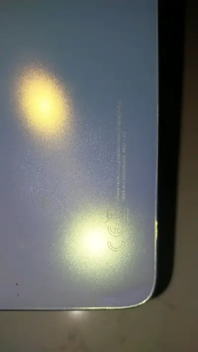 Teléfono móvil con pantalla dañada - miniatura 5