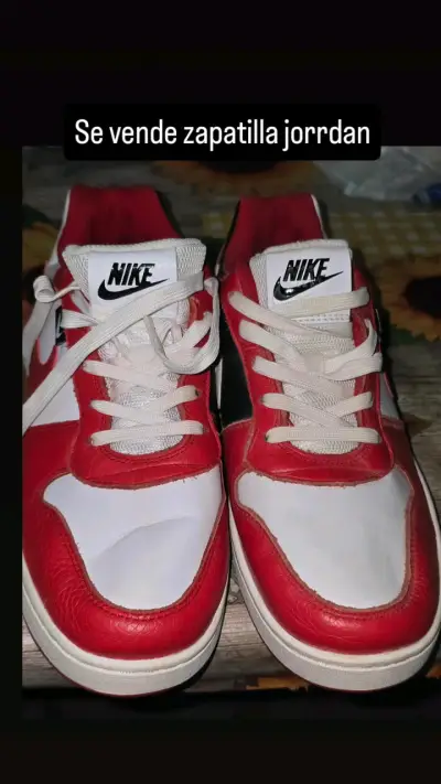 Zapatillas Nike Air Jordan blancas y rojas - miniatura 2