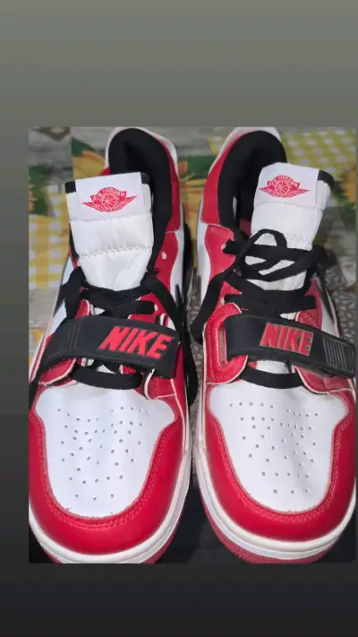 Zapatillas Nike Air Jordan blancas y rojas - miniatura 4