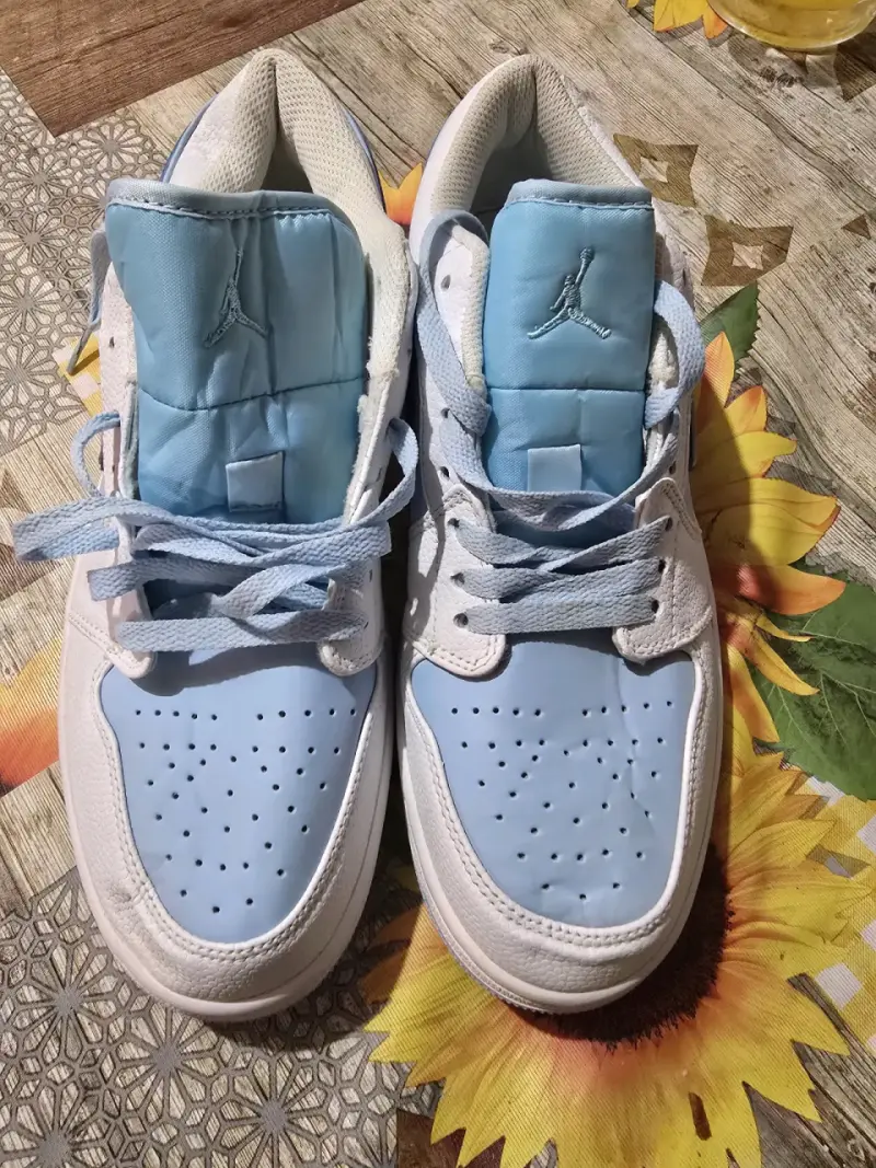 Zapatillas deportivas Jordan blancas y celestes - 1