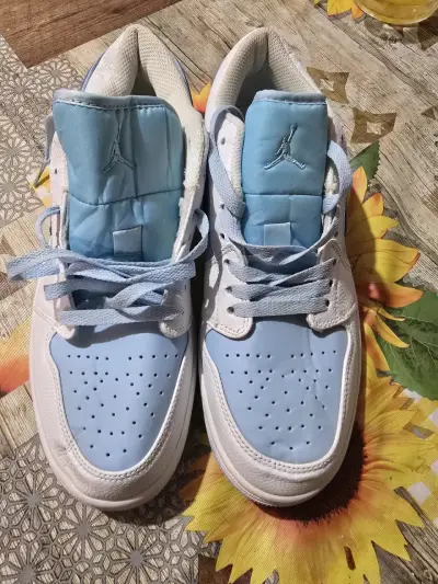 Zapatillas deportivas Jordan blancas y celestes - miniatura 1