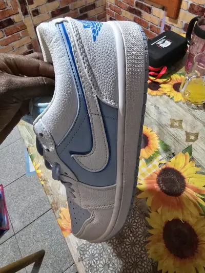 Zapatillas deportivas Jordan blancas y celestes - miniatura 3