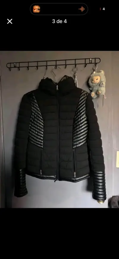 Chaqueta acolchada negra con capucha - miniatura 1