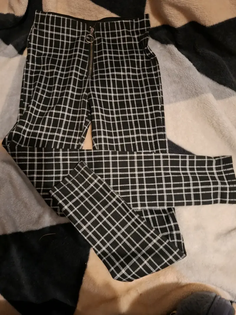 Pantalones a cuadros blanco y negro con cierre