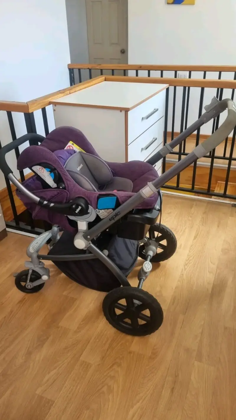 Coche de bebé Epic con silla morada - 2