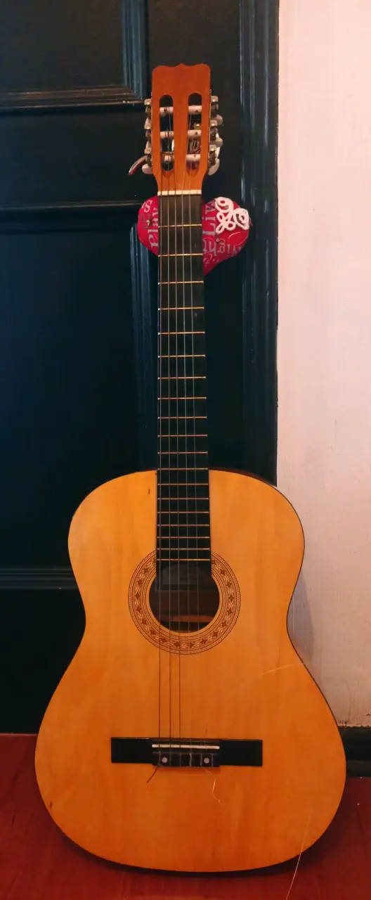 Guitarra clásica de madera en buen estado - 1