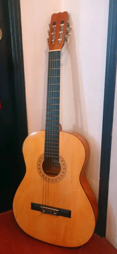 Guitarra clásica de madera en buen estado - miniatura 2
