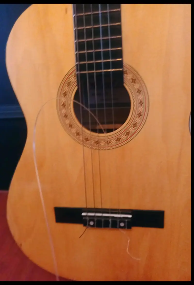 Guitarra clásica de madera en buen estado - 3