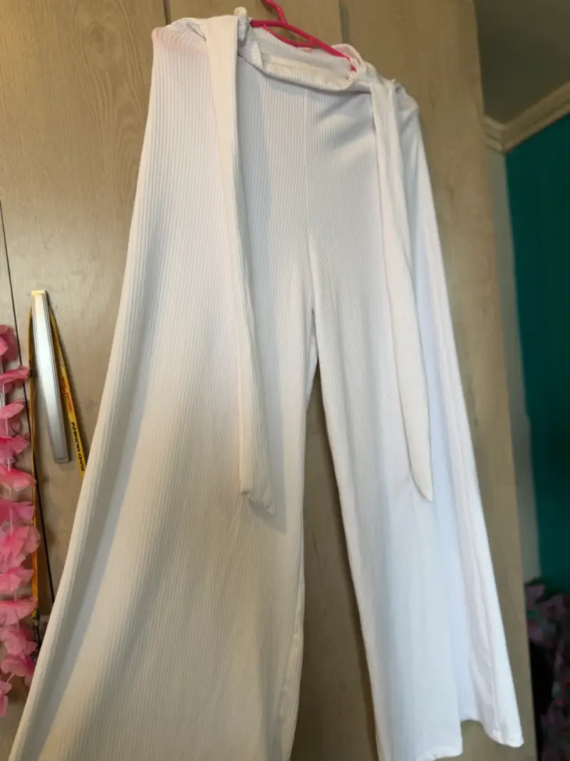 Se vende pantalones de tela blancos