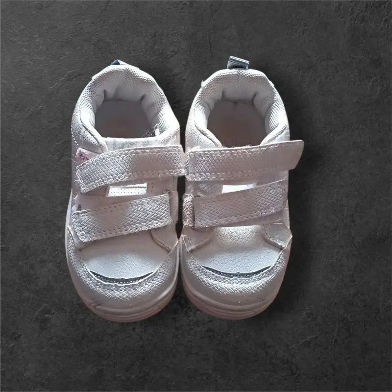 Zapatillas blancas para niños con velcro
